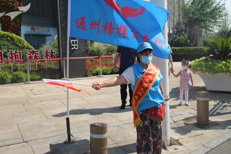 <strong>骚女人逼被操的直流水爽啊</strong>